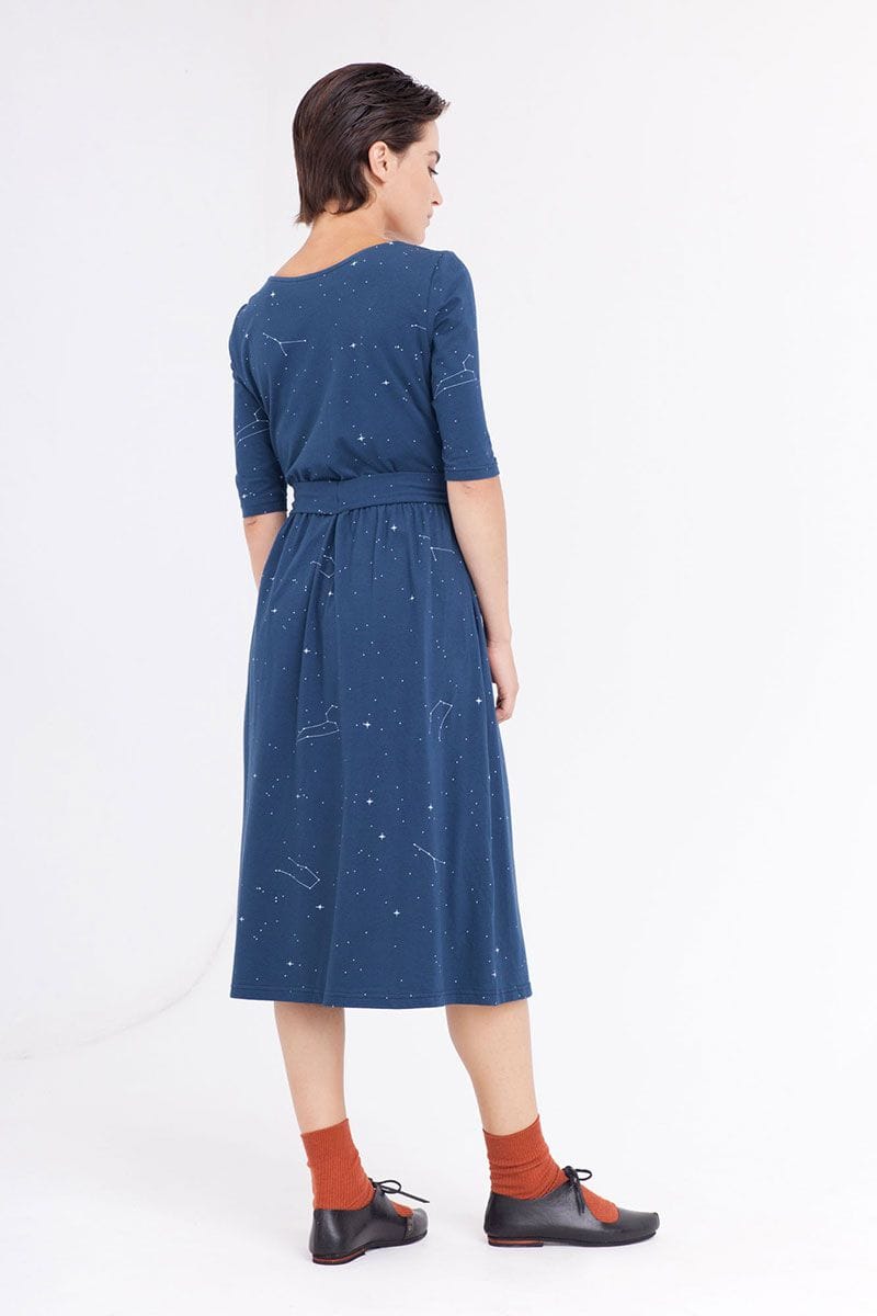 Vestido cruzado azul estampado constelaciones - Imagen 2