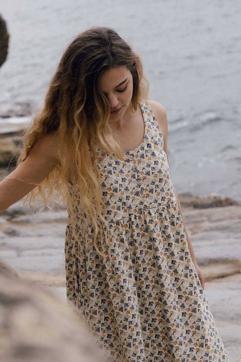 Vestido corte imperio beige con corales ecológico - Imagen 4